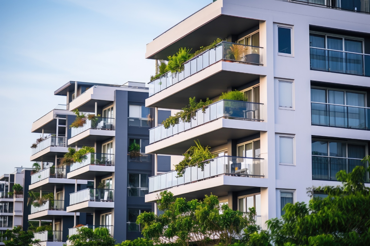 Immeuble d'appartements modernes aux balcons végétalisés